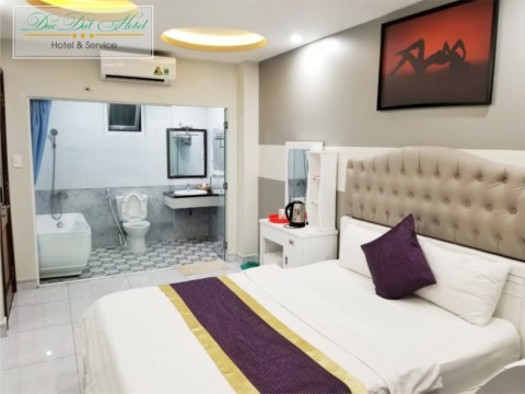 <p style="text-align: center;"><span style="font-size: 14pt; color: #ff0000;"><strong>PH&Ograve;NG VIP ROOM </strong></span></p>
<p style="text-align: center;"><span style="font-size: 12pt;"><strong>HOTEL SWEET TẠI 198 ĐƯỜNG SỐ 7 - B&Igrave;NH HƯNG - B&Igrave;NH CH&Aacute;NH(KDC TRUNG SƠN)</strong></span></p>
<p style="text-align: left;"><span class="x3nfvp2 x1j61x8r x1fcty0u xdj266r xhhsvwb xat24cr xgzva0m xxymvpz xlup9mm x1kky2od"><img height="16" width="16" alt="✅" class="xz74otr" referrerpolicy="origin-when-cross-origin" src="https://static.xx.fbcdn.net/images/emoji.php/v9/t33/1/16/2705.png" /></span><span></span> Tự h&agrave;o l&agrave; ph&ograve;ng ROOM rộng lớn nhất - decor đẹp nhất - sang trọng nhất. Một đ&ecirc;m nghỉ tại ph&ograve;ng VIP ROOM của Hotel Sweet sẽ l&agrave; một trải nghiệm thời thượng kh&ocirc;ng thể s&aacute;nh bằng cho c&aacute;c đ&ocirc;i t&igrave;nh nh&acirc;n.</p>
<p style="text-align: left;"><span class="x3nfvp2 x1j61x8r x1fcty0u xdj266r xhhsvwb xat24cr xgzva0m xxymvpz xlup9mm x1kky2od"><img height="16" width="16" alt="✅" class="xz74otr" referrerpolicy="origin-when-cross-origin" src="https://static.xx.fbcdn.net/images/emoji.php/v9/t33/1/16/2705.png" />&nbsp;</span><span></span>Ph&ograve;ng VIP ROOM ang trọng, đầy đủ tiện nghi kh&ocirc;ng gian tho&aacute;ng m&aacute;t, nội thất cao cấp c&oacute; ghế stantra + bồn tắm, c&oacute; ban c&ocirc;ng cửa sổ.</p>
<p style="text-align: left;"><span class="x3nfvp2 x1j61x8r x1fcty0u xdj266r xhhsvwb xat24cr xgzva0m xxymvpz xlup9mm x1kky2od"><img height="16" width="16" alt="✅" class="xz74otr" referrerpolicy="origin-when-cross-origin" src="https://static.xx.fbcdn.net/images/emoji.php/v9/t33/1/16/2705.png" />&nbsp;</span><span></span>Tại Ph&ograve;ng VIP ROOM, ch&uacute;ng t&ocirc;i cũng tự h&agrave;o mang đến những c&ocirc;ng nghệ ti&ecirc;n tiến v&agrave; trang thiết bị hiện đại nhất, xứng tầm với đẳng cấp của qu&yacute; kh&aacute;ch.</p>
<p style="text-align: left;"><span class="x3nfvp2 x1j61x8r x1fcty0u xdj266r xhhsvwb xat24cr xgzva0m xxymvpz xlup9mm x1kky2od"><img height="16" width="16" alt="✅" class="xz74otr" referrerpolicy="origin-when-cross-origin" src="https://static.xx.fbcdn.net/images/emoji.php/v9/t33/1/16/2705.png" />&nbsp;</span><span></span>Sweet Hotel được trang bị cầu thang m&aacute;y, cầu thang bộ, hệ thống ph&ograve;ng ch&aacute;y chữa ch&aacute;y đảm bảo an to&agrave;n cho kh&aacute;ch. B&ecirc;n cạnh đ&oacute; c&aacute;c ph&ograve;ng nghỉ tại kh&aacute;ch sạn đa phần đều c&oacute; ban c&ocirc;ng tho&aacute;ng đ&atilde;ng để ngắm cảnh S&agrave;i G&ograve;n về đ&ecirc;m rực rỡ, tạo n&ecirc;n một k&igrave; nghỉ ấn tượng kh&oacute; qu&ecirc;n!</p>
<p style="text-align: left;"><img src="khachsantphcm.net/public/storage/files/4/SWEET HOTEL/Hotel-Sweet-vip-room-10.jpg" alt="" /><img src="khachsantphcm.net/public/storage/files/4/SWEET HOTEL/Hotel-Sweet-vip-room-10.jpg" alt="" /></p>
<p style="text-align: center;"><span style="font-size: 12pt; color: #ff0000;"><strong>Sweet Hotel lu&ocirc;n l&agrave; sự lựa chọn ho&agrave;n hảo, ph&ugrave; hợp với nhiều nhu cầu của qu&yacute; kh&aacute;ch!</strong></span></p>
<p style="text-align: left;">Thức giấc giữa l&ograve;ng th&agrave;nh phố bận bịu nhưng tại Sweet Hotel, bạn lại c&oacute; một cảm gi&aacute;c rất kh&aacute;c, thư th&aacute;i, tự tại v&agrave; chẳng c&ograve;n những căng thẳng.<br />Học c&aacute;ch y&ecirc;u bản th&acirc;n, tận hưởng v&agrave; d&agrave;nh nhiều thời gian b&ecirc;n người th&acirc;n y&ecirc;u!</p>
<p style="text-align: center;">===================================================<br /><span style="color: #ff0000;"><strong>LI&Ecirc;N HỆ SWEET HOTEL ĐỂ ĐƯỢC TƯ VẤN ĐẶT PH&Ograve;NG ƯNG &Yacute; NHẤT:</strong></span></p>
<p style="text-align: center;"><strong>Địa chỉ: 198 đường số 7, Khu D&acirc;n Cư Trung Sơn (C&aacute;ch quận 1 chỉ 5 ph&uacute;t)</strong><br /><strong>Hotline: 0934 051 015</strong><br /><strong>Đặt ph&ograve;ng: 028 5431 9838</strong><br /><strong>Email: sales.ducdat@gmail.com</strong></p>
<p style="text-align: center;"></p>
<p></p>